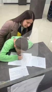 Восьмилетний Лёша пришёл в столичное отделение почты, чтобы написать письмо Деду Морозу