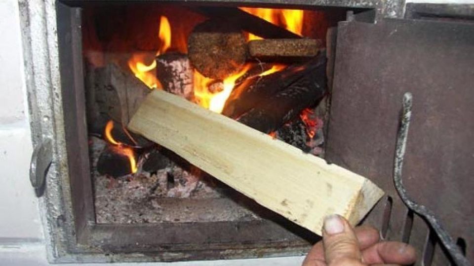 Трагедия в молдавском селе: В доме спасатели обнаружили тела двух пенсионеров - они пытались обогреть дом