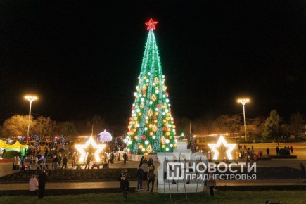 Самые тёплые кадры открытия главной ёлки Тирасполя - в нашем фоторепортаже