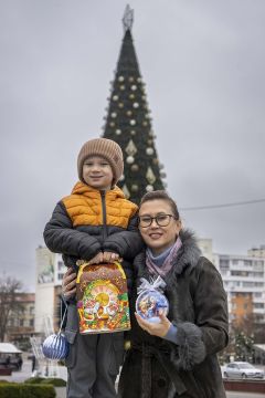 Чуть больше полумесяца остаётся до Нового Года, а значит, набирает обороты та самая, с детства милая сердцу, тёплая и светлая предпраздничная суета