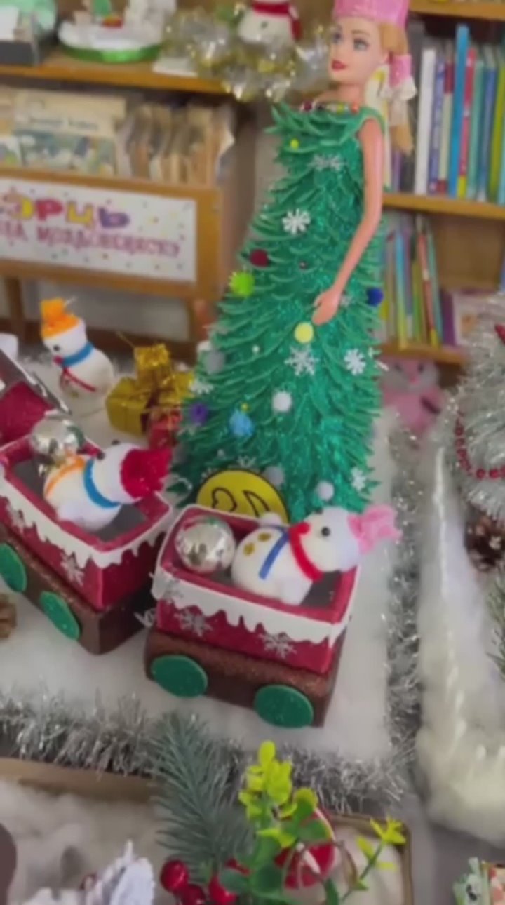 В бендерской детской библиотеке открылась выставка «Новогодний парад»