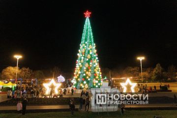 Самые тёплые кадры открытия главной ёлки Тирасполя - в нашем фоторепортаже