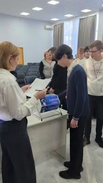 В перерывах между общением с экспертами ребята могут принять участие в увлекательной викторине и проверить свои знания в области информационных технологий