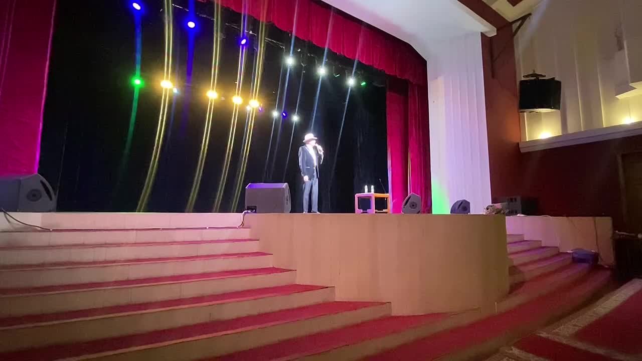 В Бендерах концерт Иона Суручану проходит при полном аншлаге