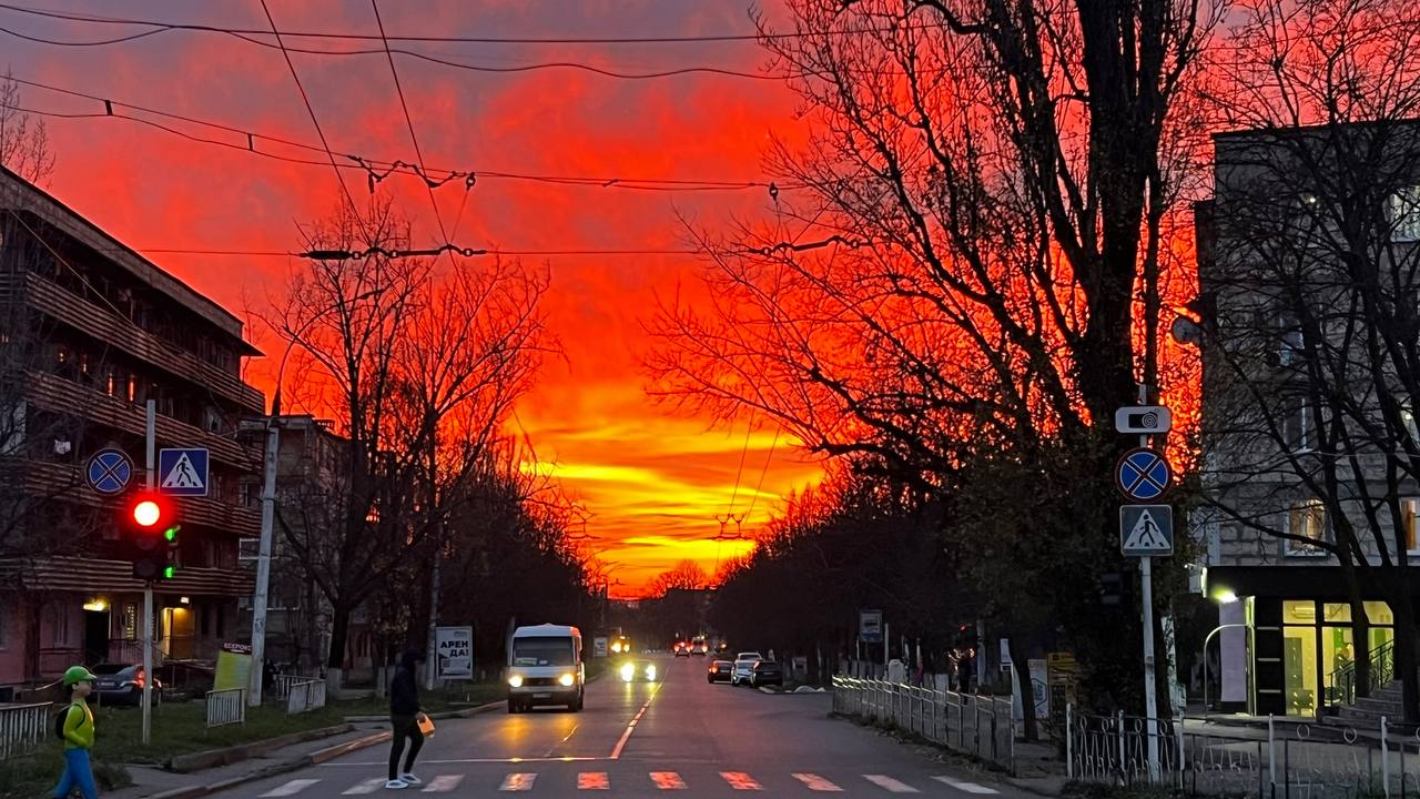 Огненный закат сфотографировала наша подписчица на Балке