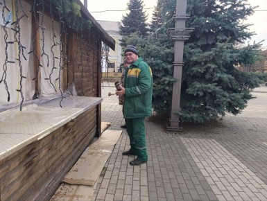 Красоту важно сохранять. Чтобы деревянные домики как можно дольше радовали глаз, их покрывают специальным защитным составом