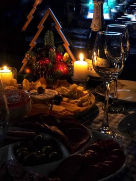 Свечи, красивые бокалы и еловые веточки – так новогодний стол украшает Алла из Слободзеи