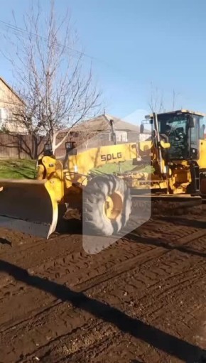 В Гиске (село под Бендерами) равняют и засыпают сухим асфальтом участок дороги по Ленина (около 300 м). Местные жаловались, что там – яма на яме