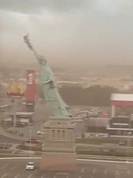 В Бразилии сильный ветер снёс Статую Свободы – момент обрушения попал на видео