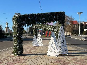 Белые ёлочки появились на площади в Тирасполе