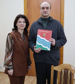 Глава города Илона Тюряева провела встречу со столичным писателем Алексеем Овдиенко