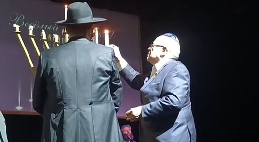 Ханукальные свечи зажгли и на сцене ДК им. П. Ткаченко