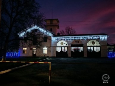 Пожарные в Каменке сделали новогоднее настроение