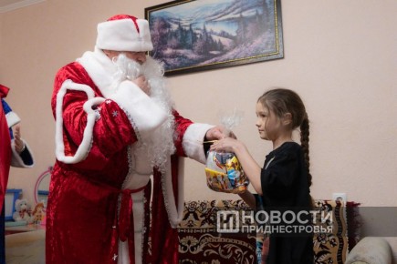 Восьмилетняя Настя из Красногорки хочет бисер для браслета и мягкую игрушку, шестилетняя Лиза из Тирасполя мечтает о фиолетовом платье с цветочками, Артём из Рашкова хочет сладости, а семилетняя Амелия из Рашкова согласна на...