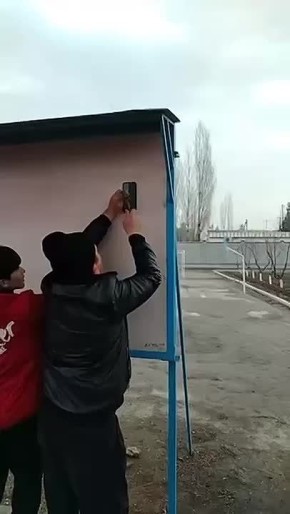 В Узбекистане учитель вбил гвоздь в телефон школьника за использование гаджета на уроке