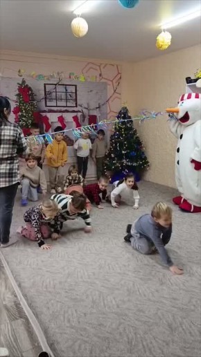 Снеговик-почтовик из праздничного агентства «Лукоморье» собрал письма у детей из детского сада, чтобы потом отвезти их Деду Морозу в Великий Устюг