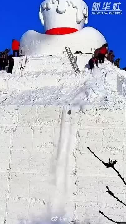 В Китае слепили гигантского снеговика по прозвищу «Мистер Снеговик»