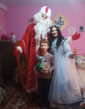 Рыбницкие медики сменили белые халаты на костюмы Деда Мороза и Снегурочки