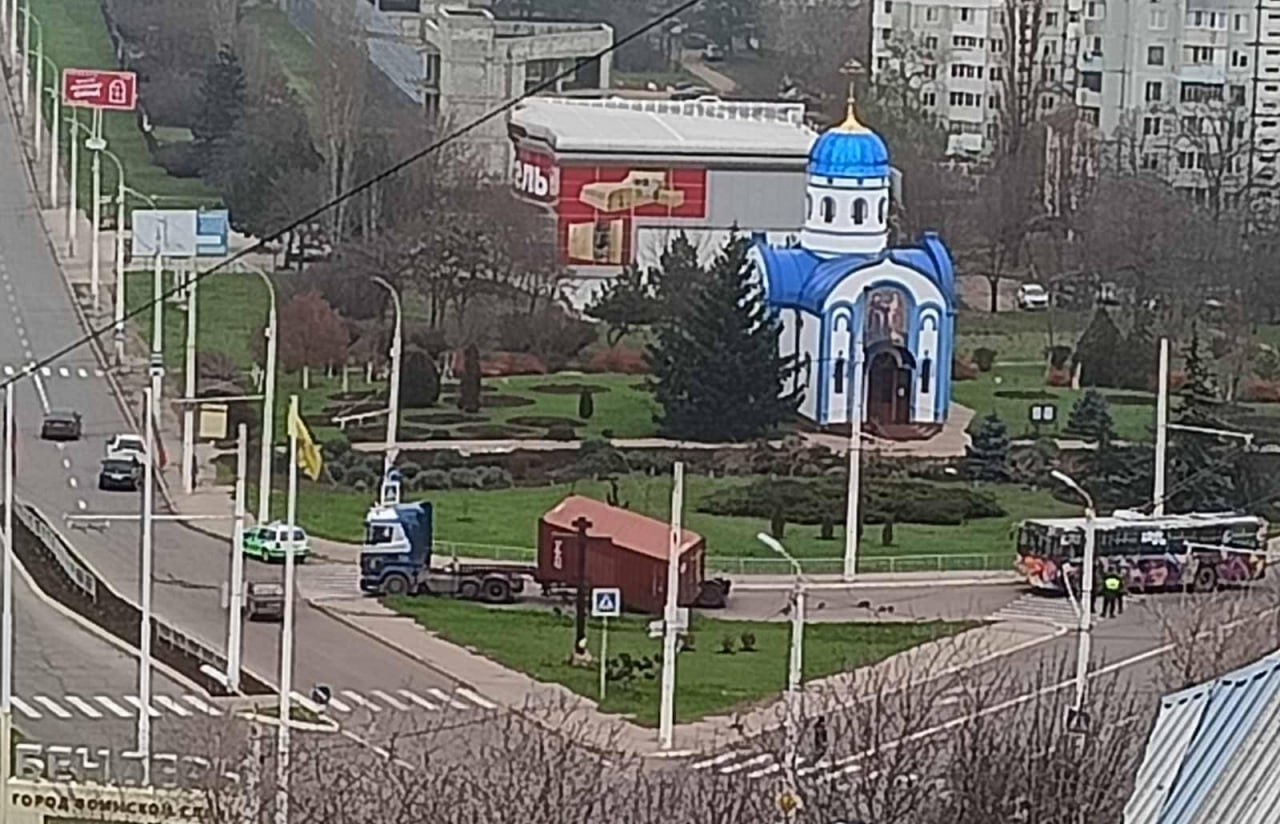 Фура потеряла контейнер, когда ехала по Бендерам