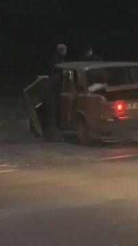 Жигули попал в аварию на Западном: удар был сбоку, передняя дверь почти отвалилась