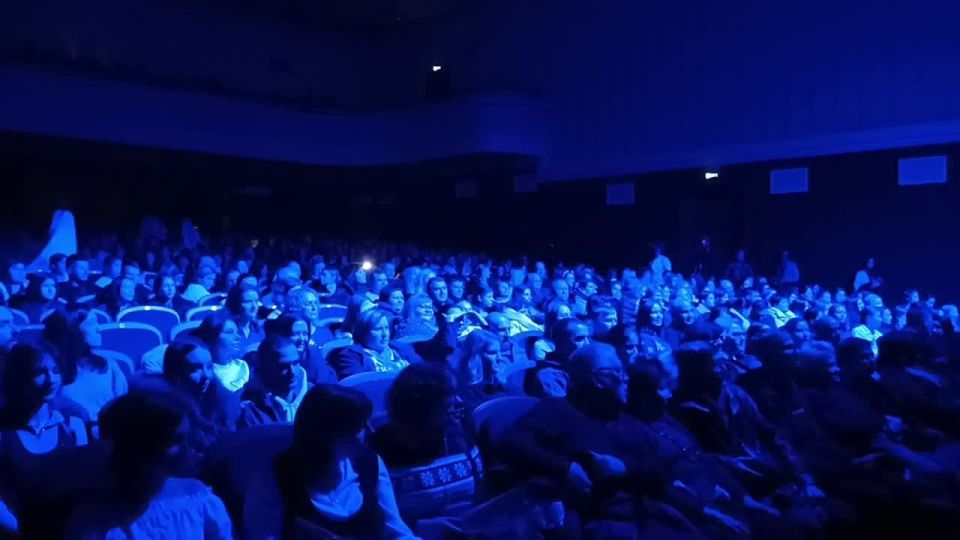 Эффектное начало спектакля и сразу - погружение в мистическую атмосферу