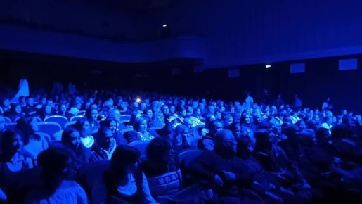 Эффектное начало спектакля и сразу - погружение в мистическую атмосферу