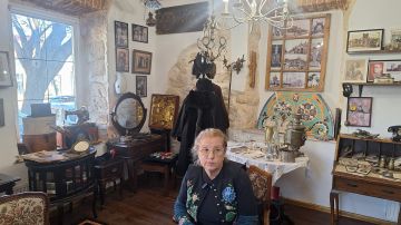 Знатоки из “Что? Где? Когда?” растерялись, увидев странный столовый прибор из Кишинева: Жительница столицы в своем доме открыла выставку редких антикварных вещей