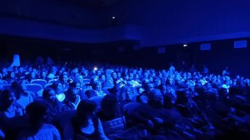 Эффектное начало спектакля и сразу - погружение в мистическую атмосферу