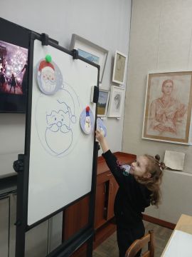 В преддверии Нового года в "Волшебной мастерской" ПГХМ юные художники трудились над рисунками, изображая Снеговика и Деда Мороза