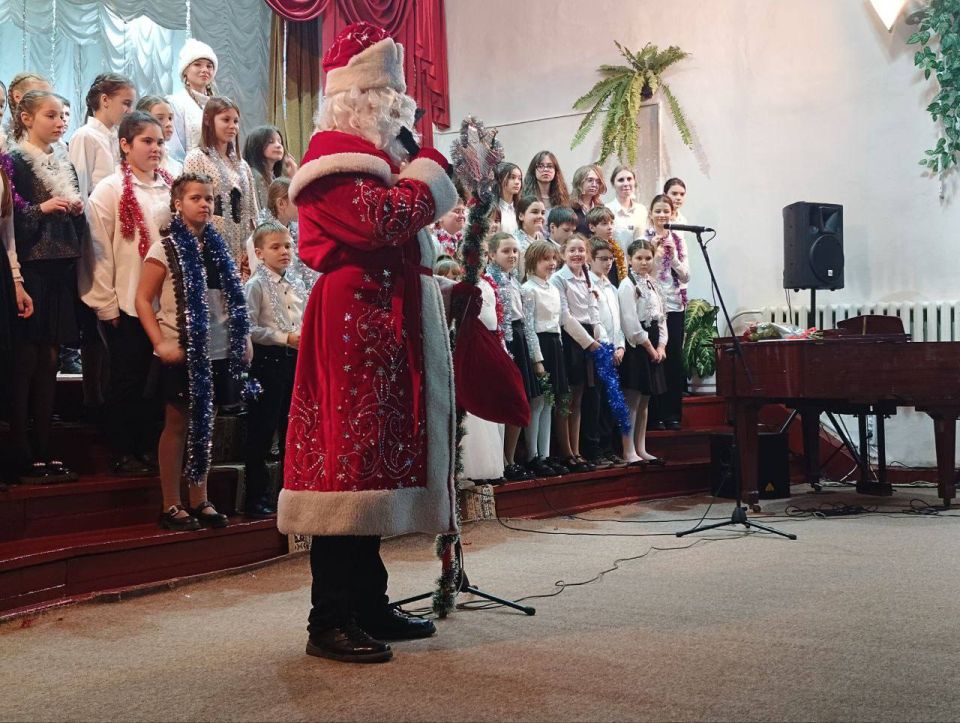 Где новогодние персонажи играют на фортепиано, а угощения под названием «Мандарин» и «Мороженое» звучат как музыкальные миниатюры? Конечно, в детской музыкальной школе № 1