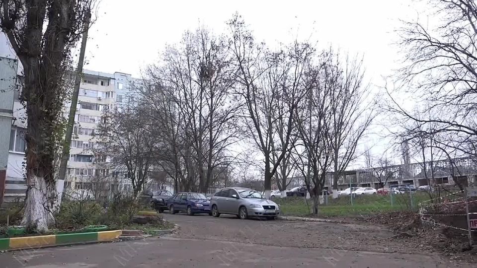 Пьяный бендерчанин украл из магазина водку и попытался угнать Жигули, чтобы уехать от милиции, но врезался в припаркованную машину и был задержан