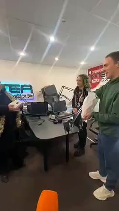 Сегодня Наталья, постоянный слушатель Inter FM, выиграла пауэрбанк в конкурсе от радио: каждый её звонок превращался в новый шарик на новогодней ёлке в сторис