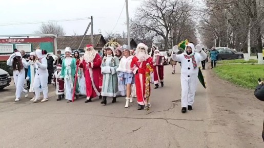 Парад Дедов Морозов и конкурс новогодних костюмов организовали жители села Чобручи