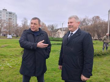 «Этот сквер находится на границе двух избирательных округов, — рассказал депутат Верховного Совета ПМР Александр Ильин. — Мы решили привести его в порядок. К посадке ели из Кицканского лесничества привлекли детей. Рядом уже...