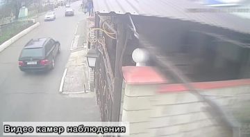 Мерседес наскочил на бордюр и перевернулся в Рыбнице