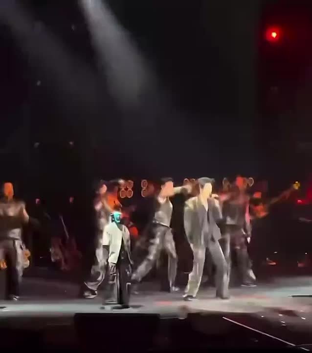 Китайские роботы покорили соцсети, выполнив синхронное сальто на концерте местной звезды