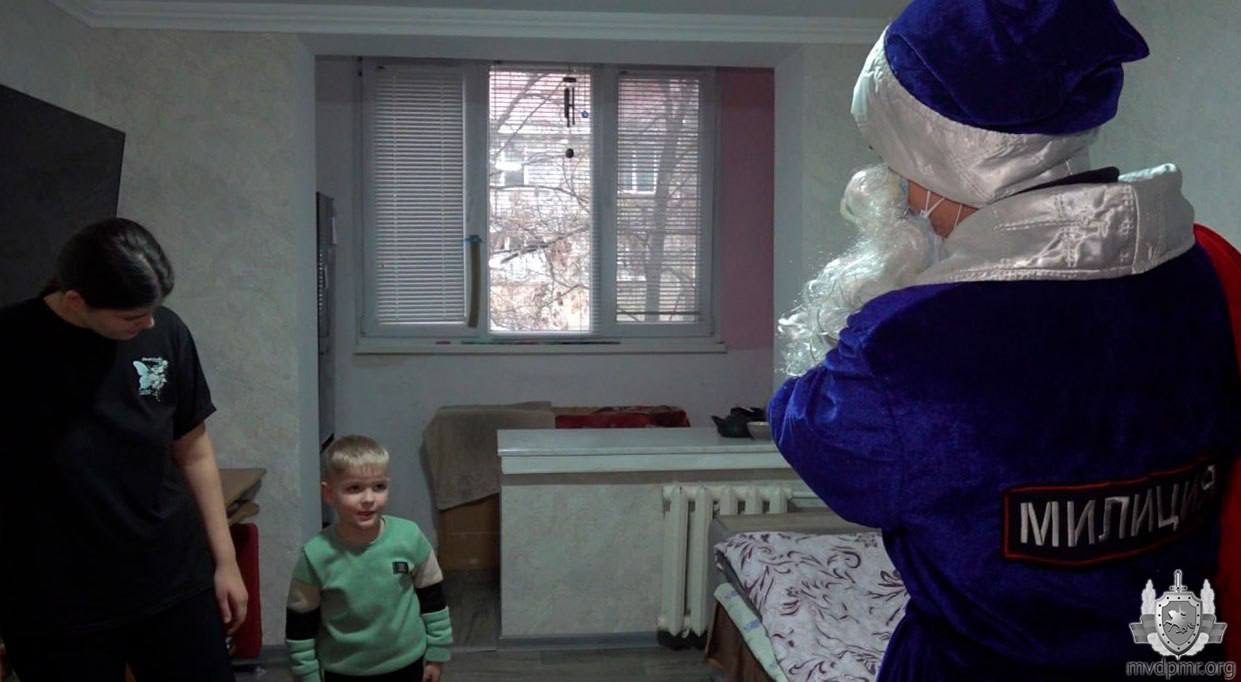 Милиционер в костюме Деда Мороза с важной миссией