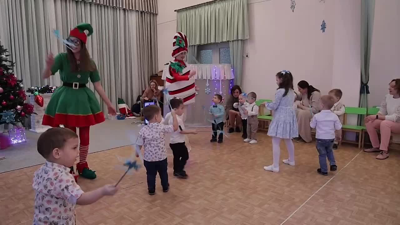 Самых маленьких воспитанников республиканского дома ребёнка с наступающим Новым годом сегодня поздравили представители компании «Шериф»