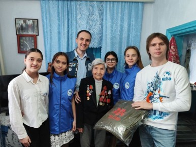 Акция «С Новым годом, ветеран!»: «Волонтёры Победы» и школьники села Спея поздравили Дарью Ивановну Старых