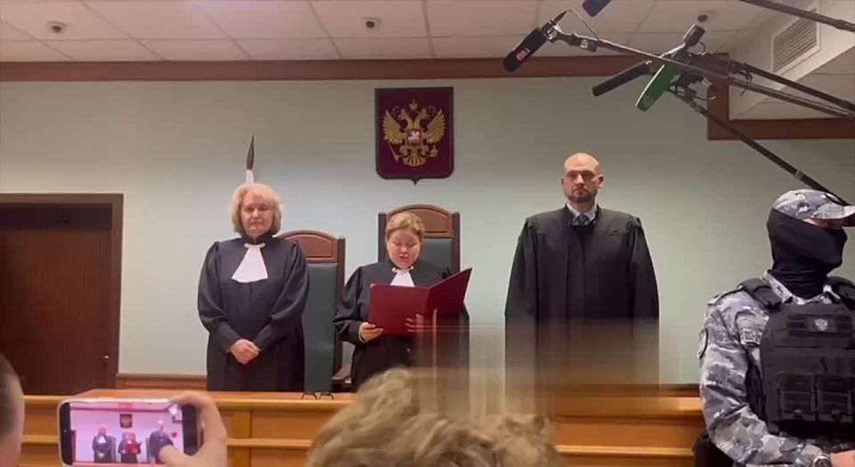 Ларису Долину официально выселили из квартиры, которую она продала Полине Лурье