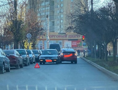 Две машины зацепили друг друга и заблокировали проезд по Комсомольской на Балке в Тирасполе