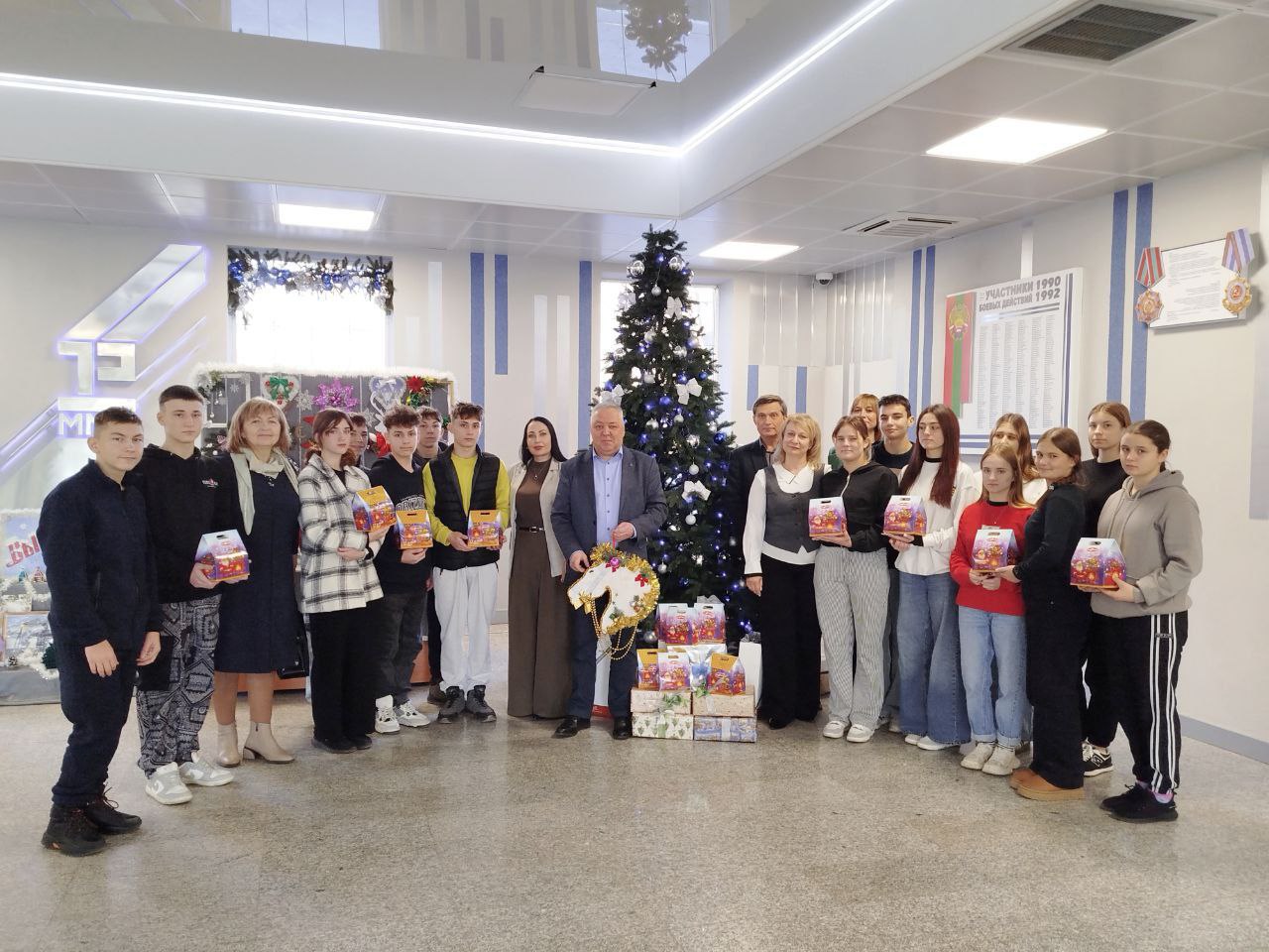 В преддверии Нового года металлурги по доброй традиции поздравили воспитанников Попенкской школы-интерната