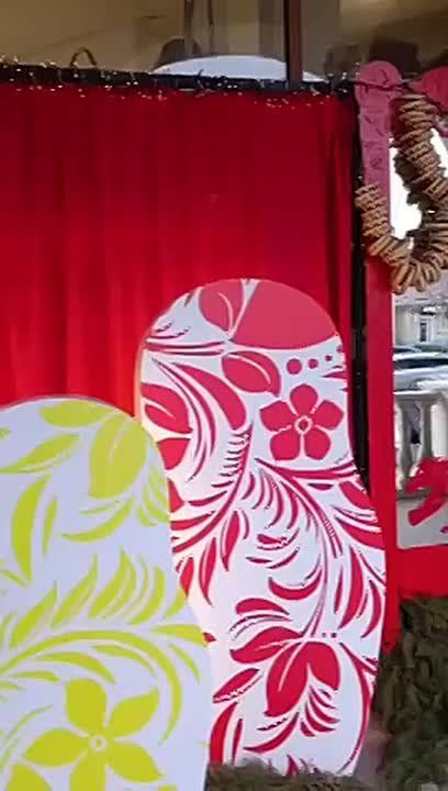 Перевёрнутый Дед Мороз, огромные мандарины и ёлки-половинки появились в центре Тирасполя