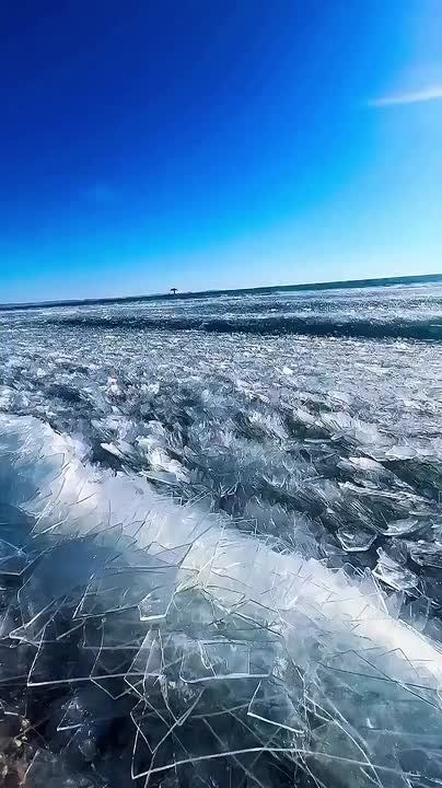 В Китае на озере Хулун сформировались ледяные волны