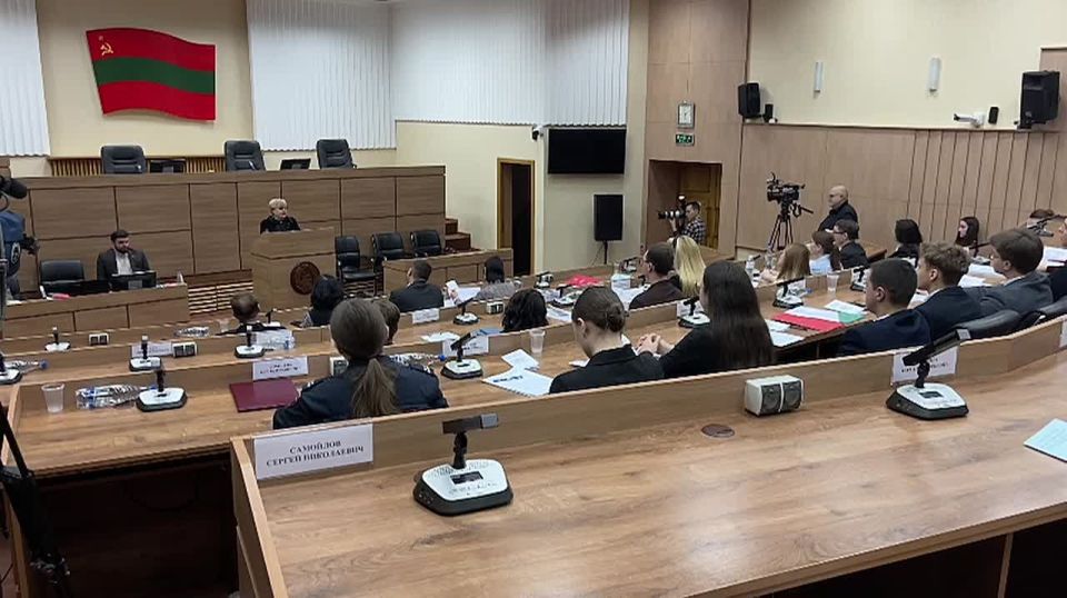 Сегодня в зале пленарных заседаний Верховного Совета кресла народных избранников на время заняли молодые участники республиканского конкурса исследований #ВПраве