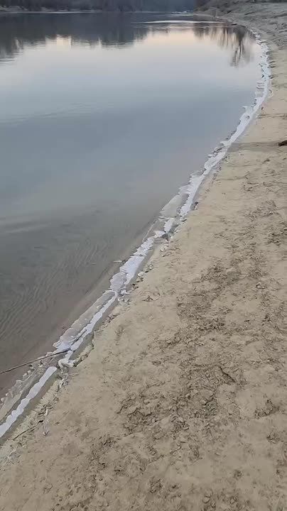 Тираспольчанин заснял лёд на берегу Днестра