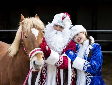 «Под цокот копыт к нам сказка спешит» - и с верой в это мы отправляемся вместе с Дедом Морозом, Снегурочкой и артистами театра-студии «Феникс» в конноспортивный клуб «Аллюр-Фортресс», чтобы познакомиться с огненным символом...