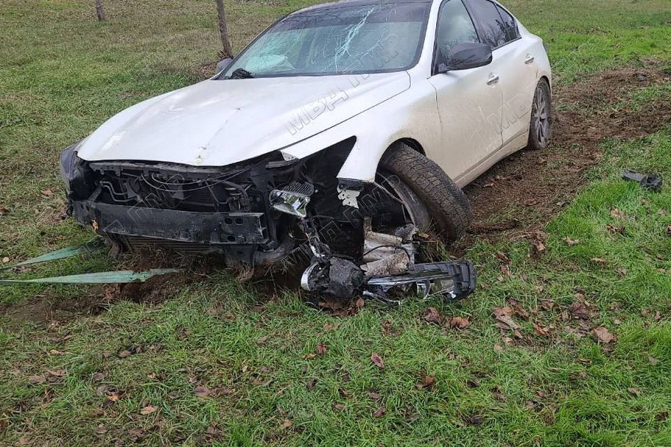 «Инфинити» вылетела с дороги в Бендерах, снесла два дерева и столб