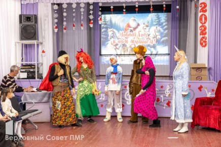 Спикер парламента Татьяна Залевская поздравила с наступающим Новым годом воспитанников Глинойской специализированной школы-интерната