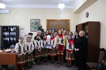 ВОСПИТАННИКИ МОУ ДО «ДЕТСКАЯ ШКОЛА ИСКУССТВ им. С. В. РАХМАНИНОВА» ПОЗДРАВИЛИ РУКОВОДИТЕЛЯ ВЕДОМСТВА И ВЕСЬ КОЛЛЕКТИВ С НАСТУПАЮЩИМИ НОВОГОДНИМИ ПРАЗДНИКАМИ